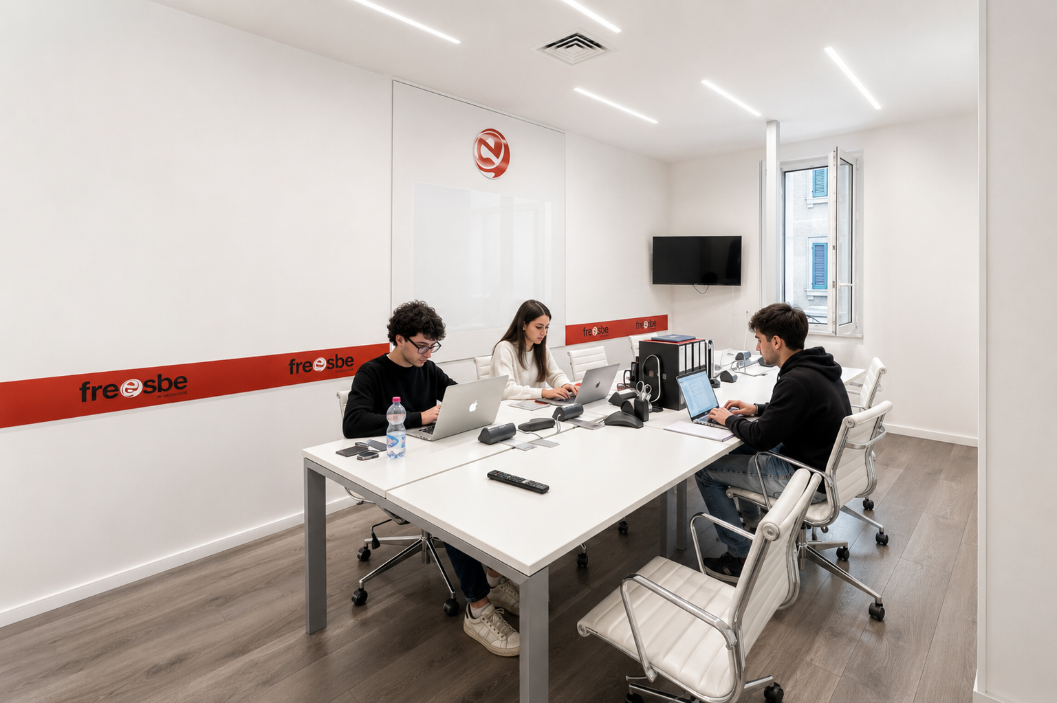 Il team Freesbe al lavoro negli uffici di Bari