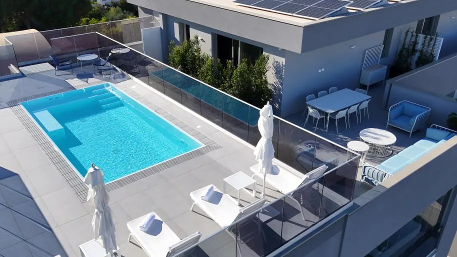 Green Park Suites: terrazza con piscina
